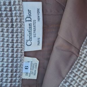 🏇 Christian Dior vintage houndstooth skirt.  Vintage Size 6. Tan and brown.